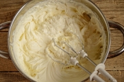 Crema pentru prajitura cu crema mascarpone si gem de capsuni