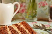 Felie de tort de ciocolata cu caramel