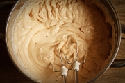 Crema mascarpone cu caramel si frisca