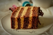 felie tort cu ciocolata, crema mascarpone si dulce de leche