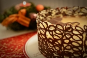 tort cu mousse de ciocolata si cafea ornat cu dantela de ciocolata