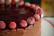 Tort cu crema mascarpone, ciocolata si jeleu de zmeura