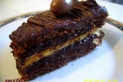 Felie tort cu ciocolata cu blat de nuca si bezea