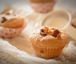 Muffins cu nuca de cocos si ciocolata
